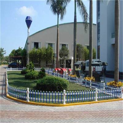 周口工廠現(xiàn)貨批發(fā) 新農(nóng)村綠化帶首選，綠白色塑鋼/PVC護欄詳解