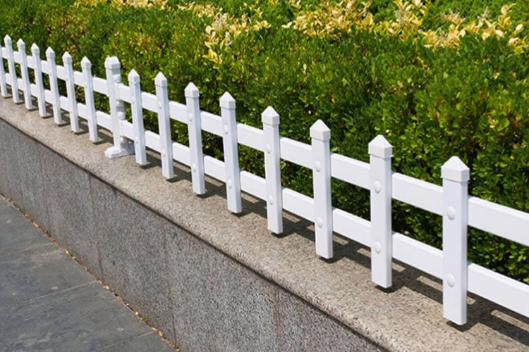 綠色圍界之美 聚通緣PVC草坪護(hù)欄重塑園林新生態(tài)